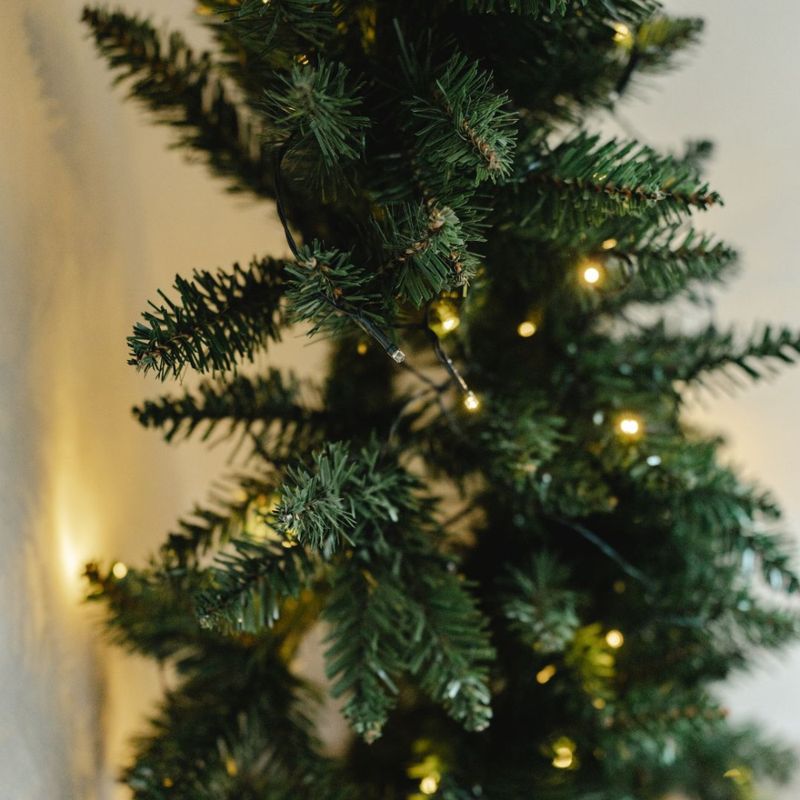 Juletre For Dere Med Liten Plass - Halvt Juletre på 150cm med Led-Lys
