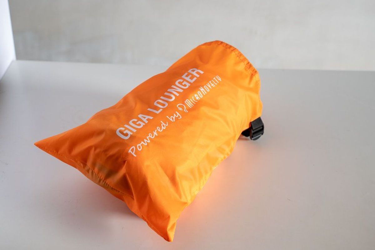 Giga Lounge Oppblåsbar Solseng - Sofa med Innebygget Pumpe - Fungerer også på Vann - Oransje